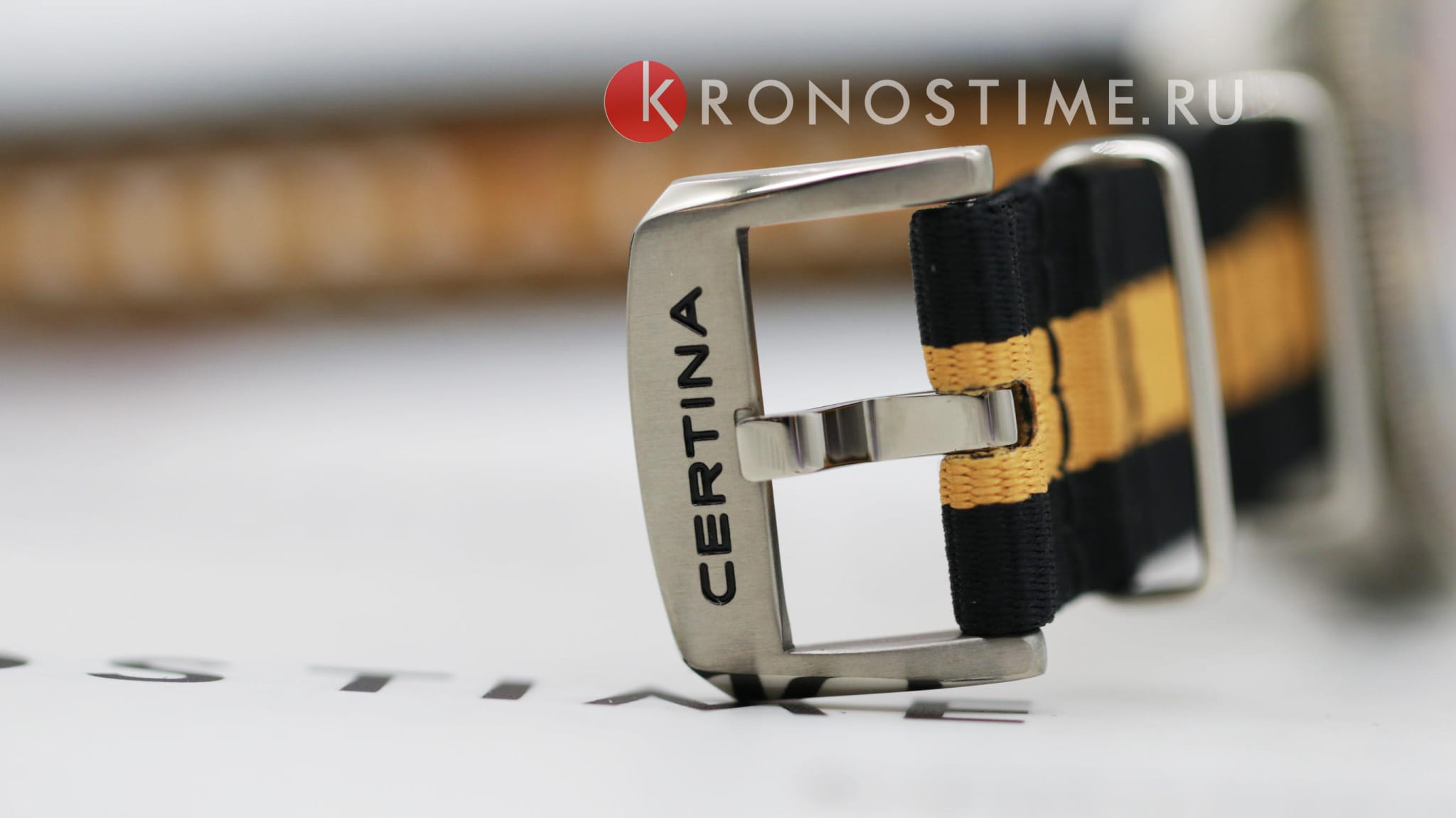 Certina C0326074805100 мужские часы застежка крупным планом